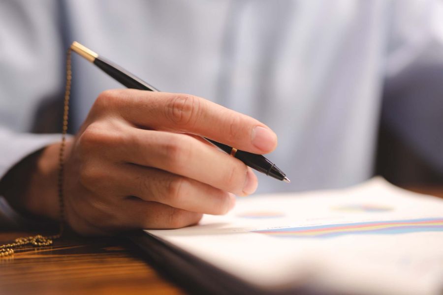 Advogado assinando documento