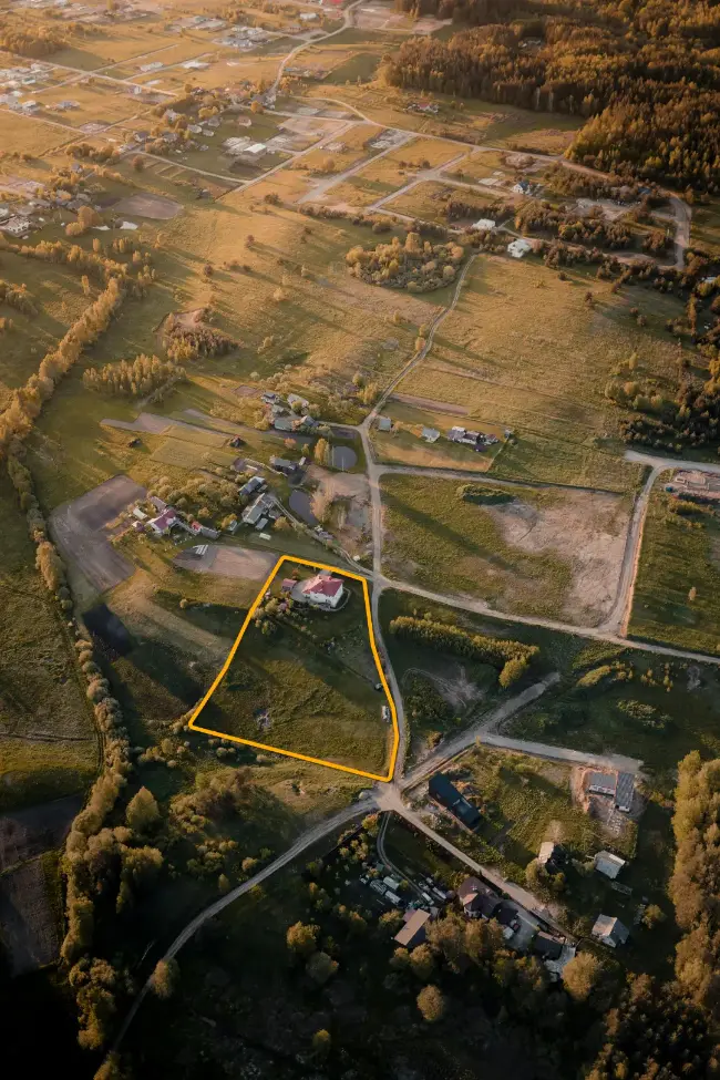 Vista aérea de terreno com imóvel demarcado